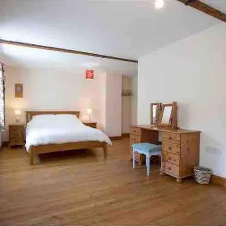 Stunning 4 Bedroom יורק